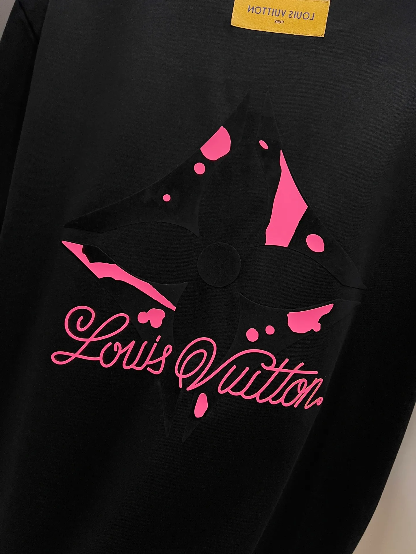 🅿️190 1v Louis* 2025 autumn and winter new style, classic letter three-dimensional foam printing technology design, high-end version! Highly breathable and comfortable, customized double yarn plain cotton fabric. Short-sleeved T-shirt. Same style for men and women. Sizes S M L XL XXL Five sizes black white
